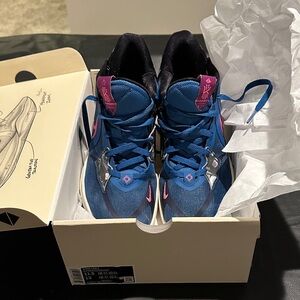 Kyrie Low 5 side 11.5